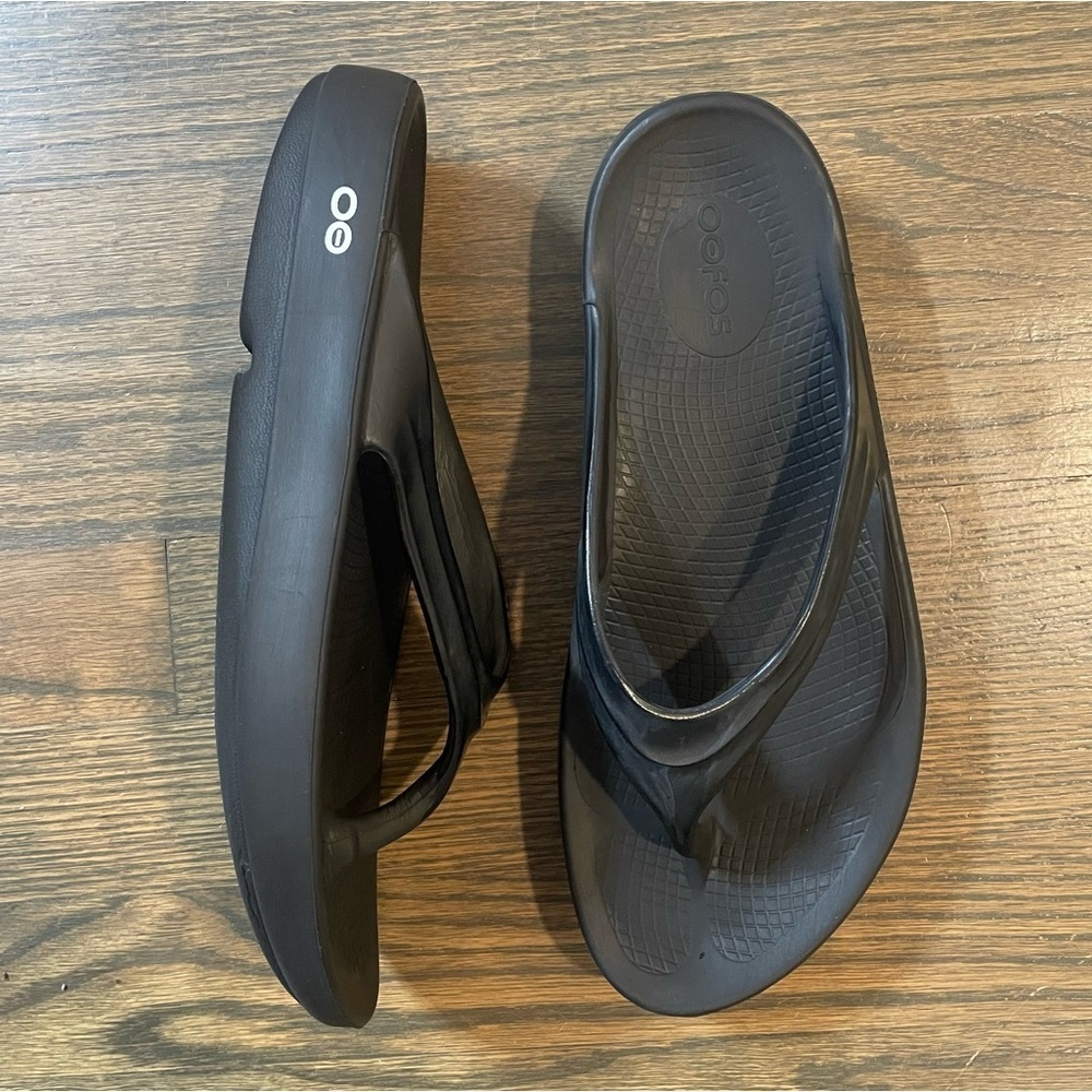 OOFOS OOlala Women's Sandal Lightweight Recovery Footwear in black size 9